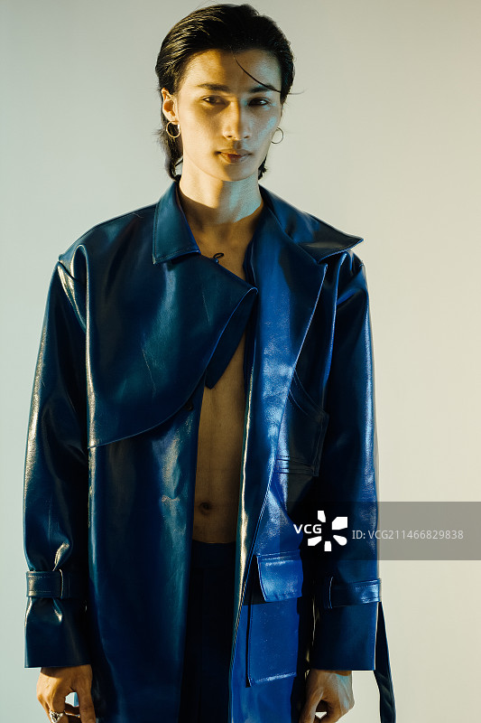 站在灰色背景前的女人，越南图片素材