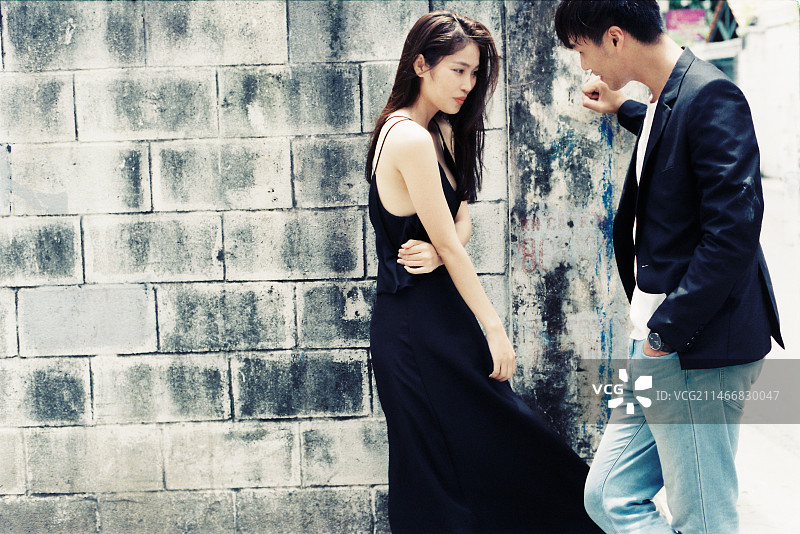 情侣靠墙而立，越南图片素材