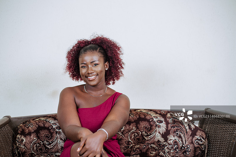 一个年轻女子的肖像图片素材