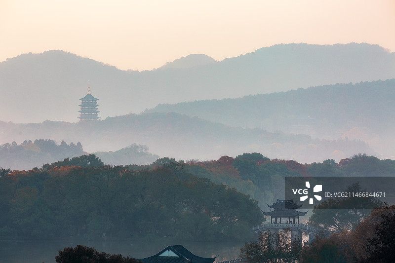 西湖水墨晨雾玉带桥雷峰塔图片素材