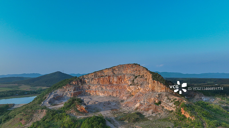 夕阳下的石头山图片素材