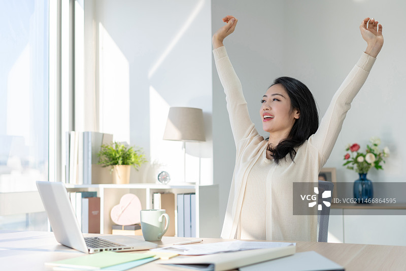 年轻女子休闲办公图片素材