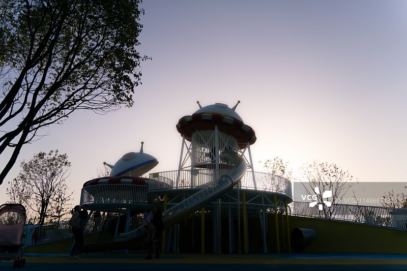 夕阳下的儿童游乐场图片素材