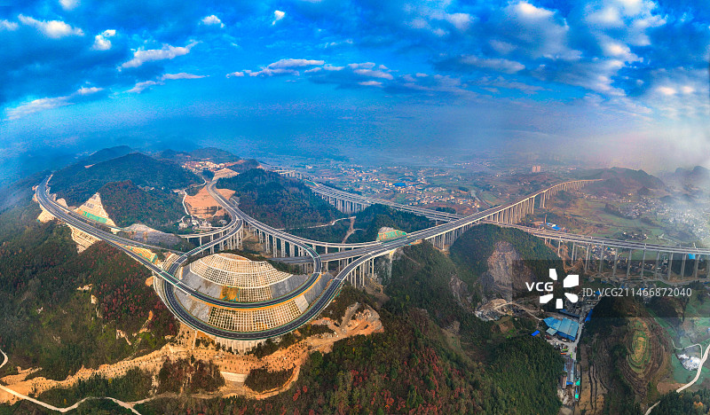 贵州金沙县城两座立交两座大桥构成奇观路网贵州桥梁筑路四通八达图片素材