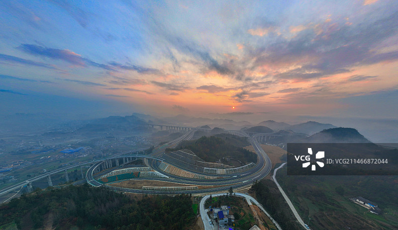 贵州金沙县城两座立交两座大桥构成奇观路网贵州桥梁筑路四通八达图片素材