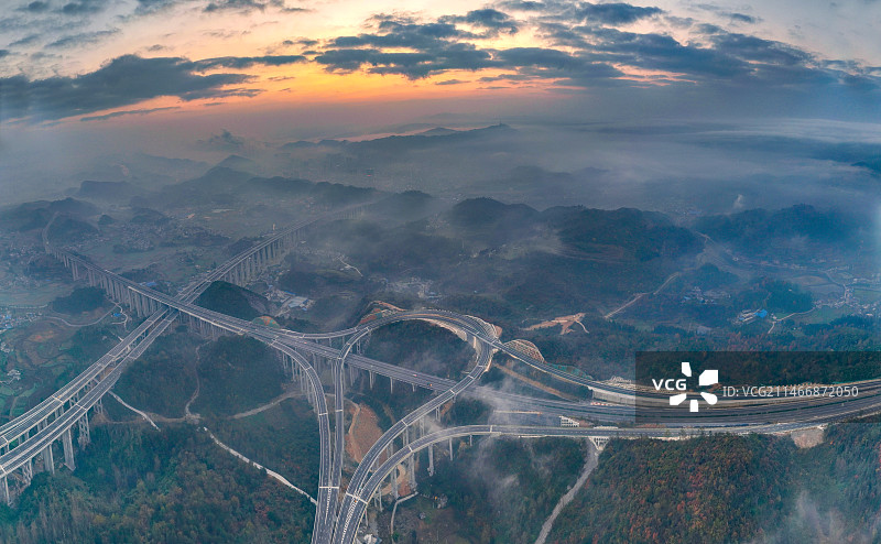 贵州金沙县城两座立交两座大桥构成奇观路网贵州桥梁筑路四通八达图片素材