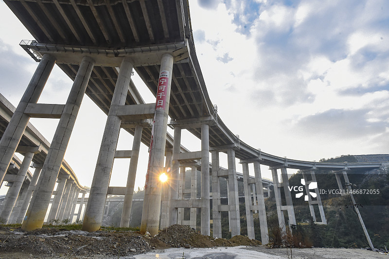 贵州金沙县城两座立交两座大桥构成奇观路网贵州桥梁筑路四通八达图片素材
