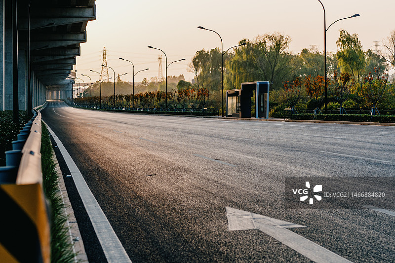 夕阳下的城市柏油马路图片素材
