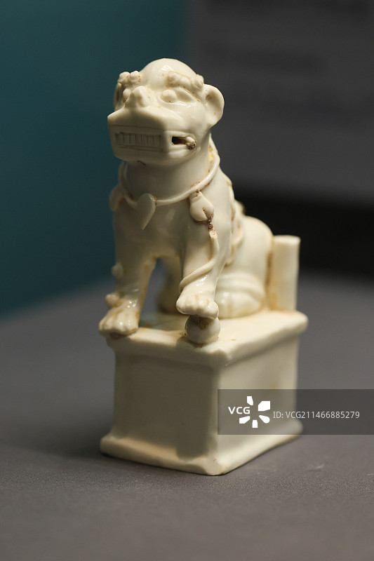 明代德化白瓷诗文双狮炉子图片素材