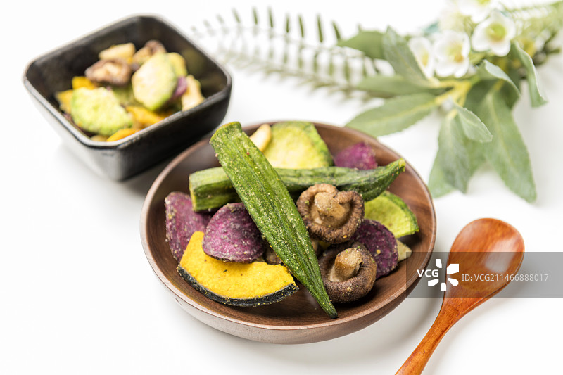 一盘蔬菜干蔬菜脆摆放在桌面上特写图片素材