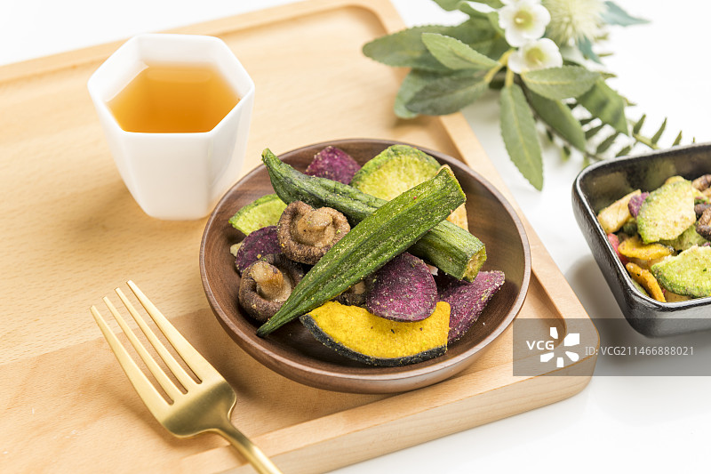 一盘蔬菜干蔬菜脆摆放在桌面上特写图片素材