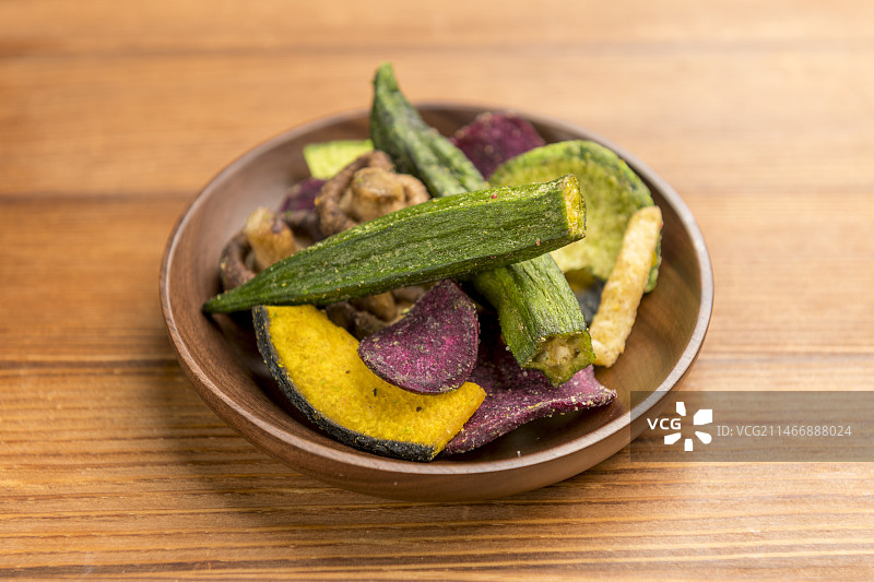 一盘蔬菜干蔬菜脆摆放在桌面上特写图片素材