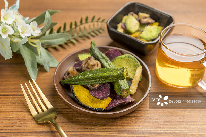 一盘蔬菜干蔬菜脆摆放在桌面上特写图片素材