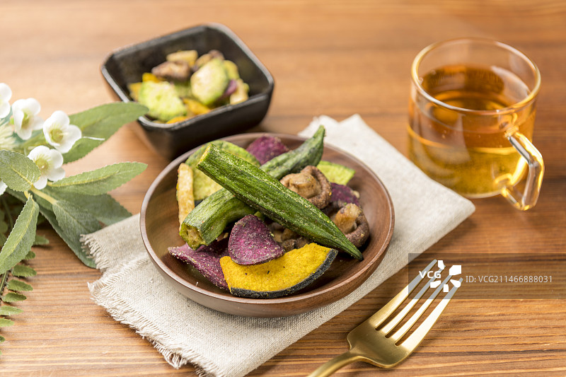 一盘蔬菜干蔬菜脆摆放在桌面上特写图片素材