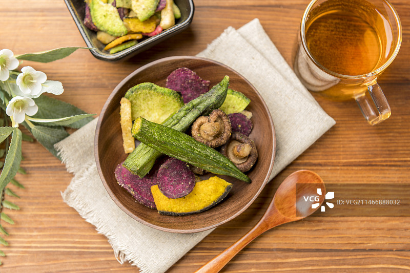 一盘蔬菜干蔬菜脆摆放在桌面上特写图片素材