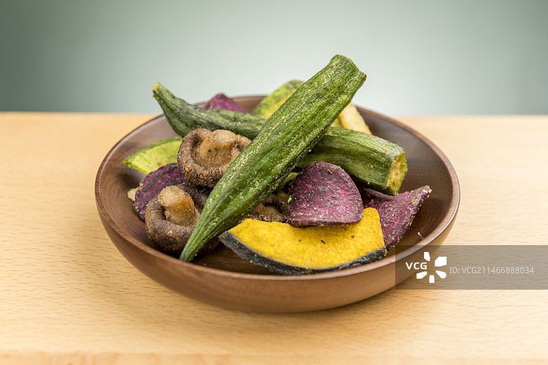 一盘蔬菜干蔬菜脆摆放在桌面上特写图片素材