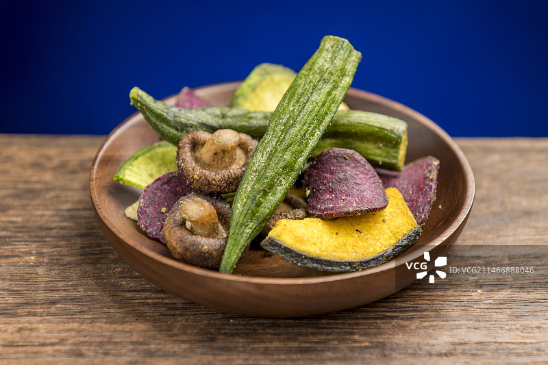 一盘蔬菜干蔬菜脆摆放在桌面上特写图片素材