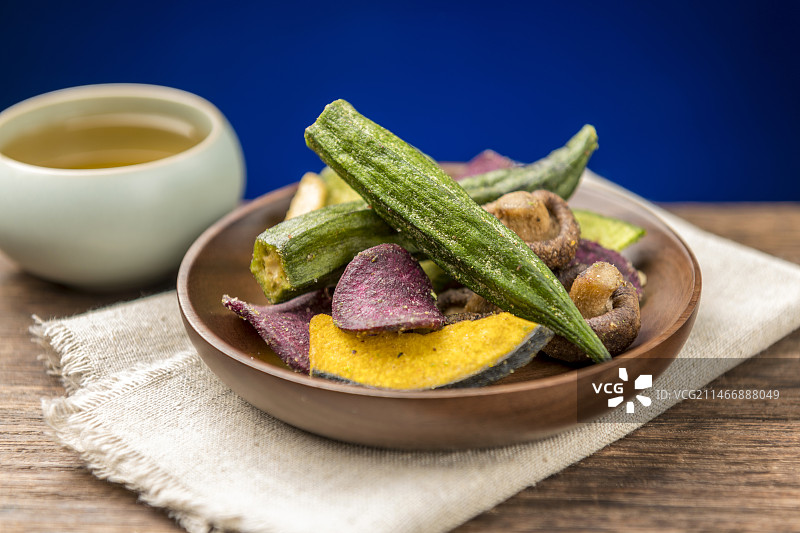 一盘蔬菜干蔬菜脆摆放在桌面上特写图片素材