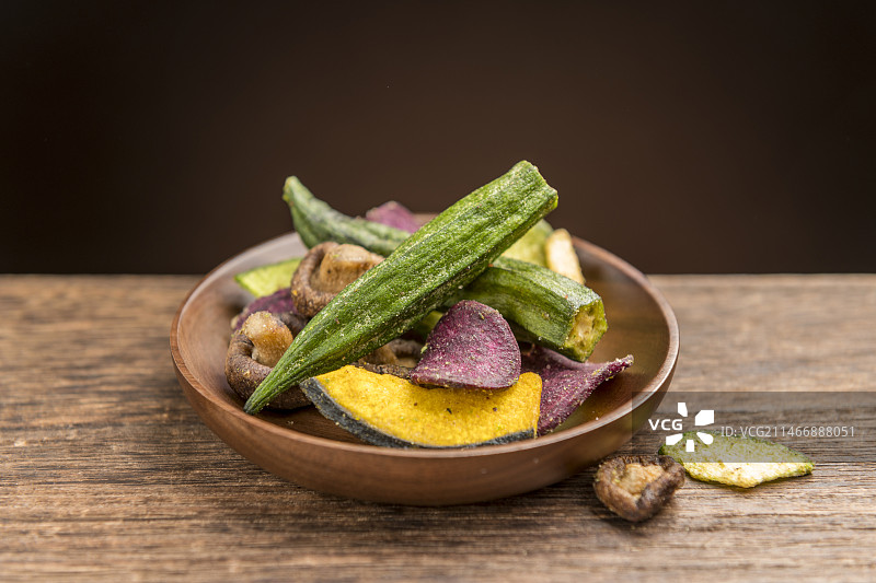 一盘蔬菜干蔬菜脆摆放在桌面上特写图片素材