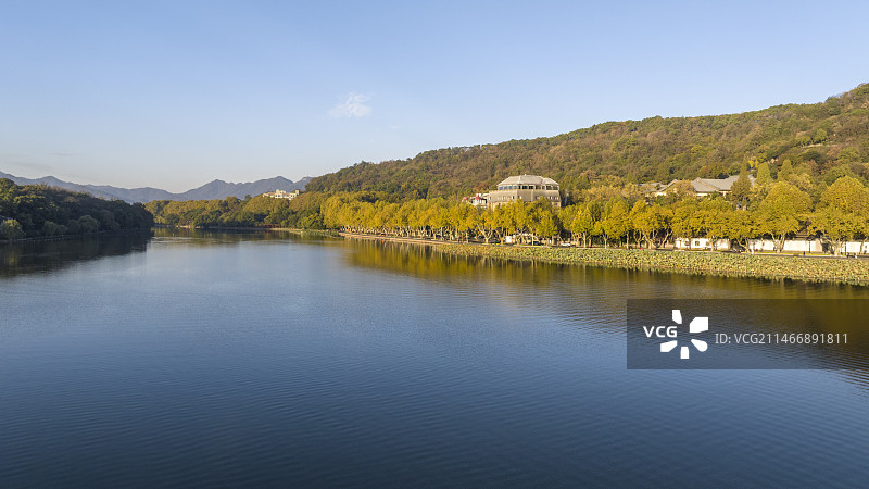 西湖秋冬季航拍新新饭店水面拍摄图片素材