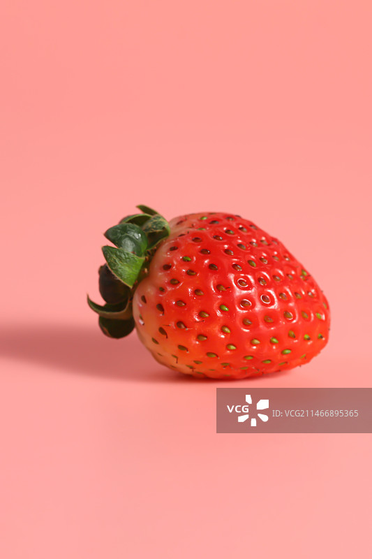 草莓特写纯色背景图图片素材