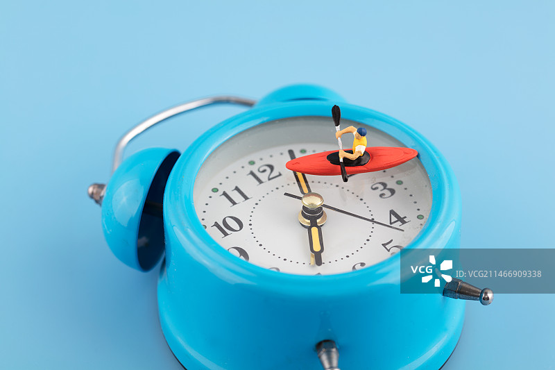 微缩创意闹钟上划船图片素材