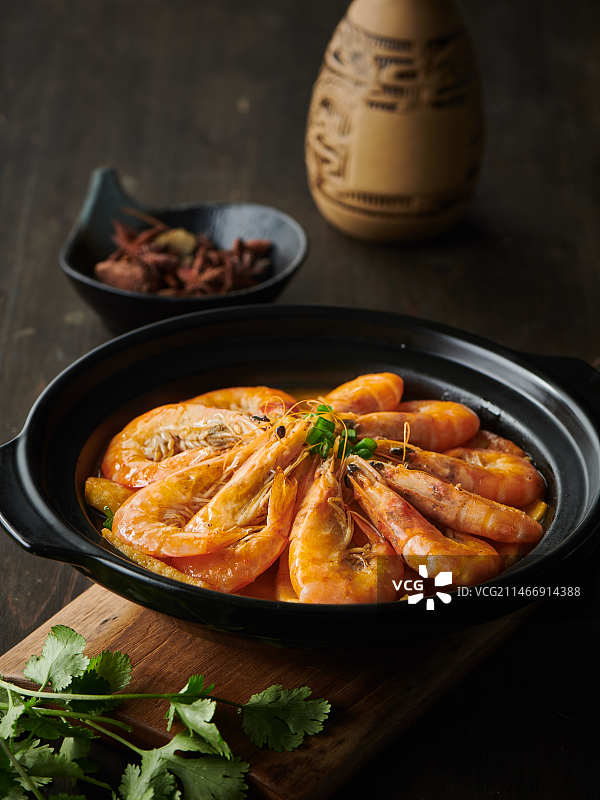 餐桌上的美食砂锅鲜虾煲图片素材