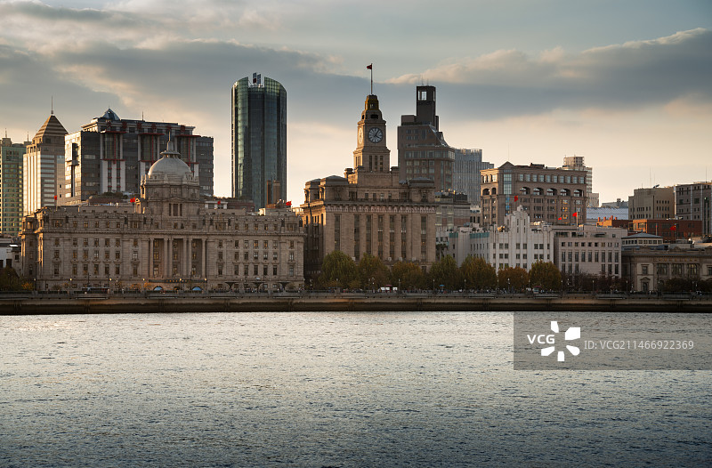 中国上海黄浦江畔外滩都市风光图片素材