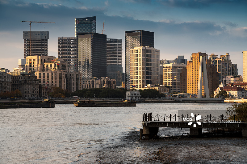 中国上海黄浦江畔外滩都市风光图片素材