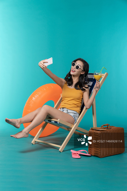 棚拍夏日造型年轻女子图片素材