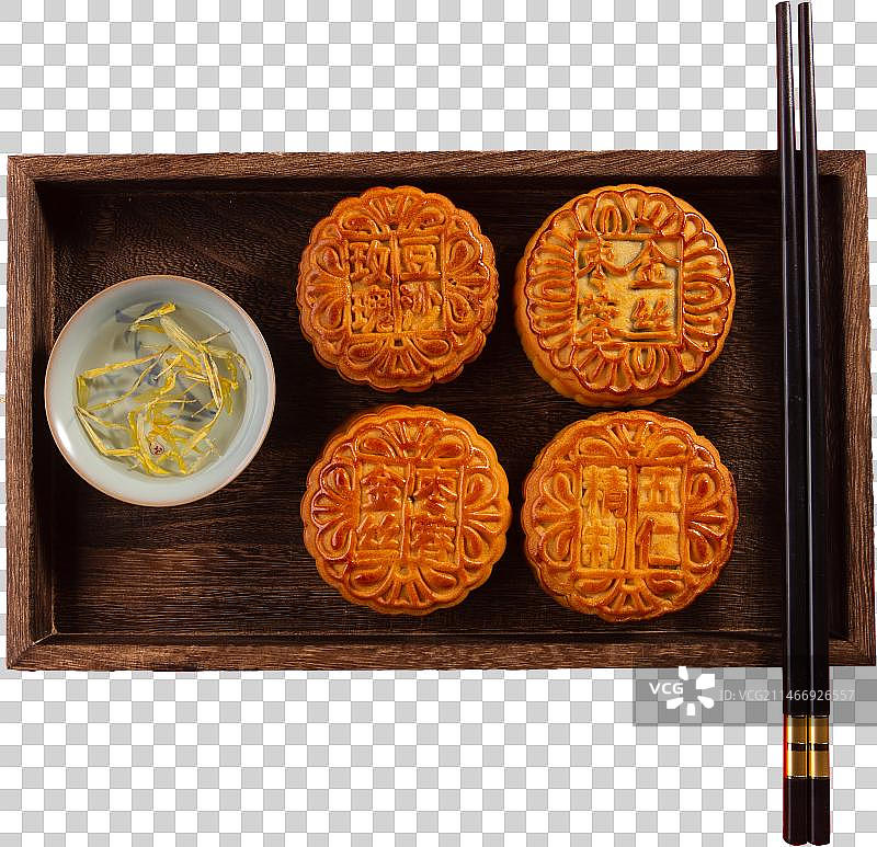 月饼摆放在托盘里图片素材