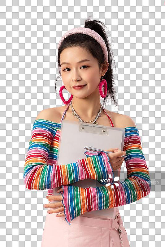 抱着文件夹的年轻女孩图片素材