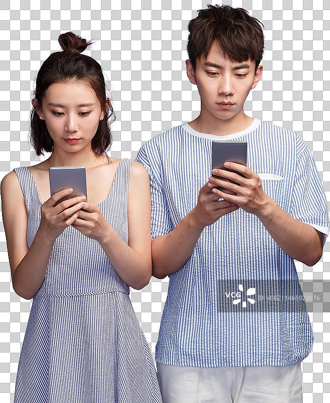 各自玩手机的青年情侣图片素材