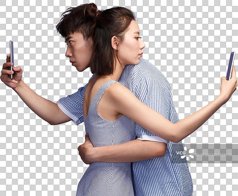 各自玩手机的青年情侣图片素材