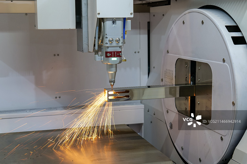 操作中的激光切割机图片素材