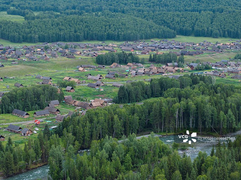 航拍夏季的新疆禾木村风景图片素材