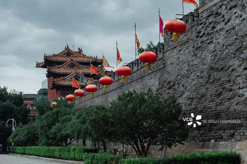 中国山东泰安著名景点泰山旅游风景区，冬天岱庙行宫沧桑而高大的城墙和金黄色的角楼，户外白昼无人图像摄影图片素材