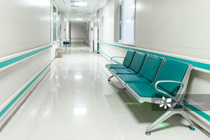 中国医院生病健康检查治病治疗拍摄主题，走廊里一排整齐的重复的长椅座位，室内无人图像摄影图片素材