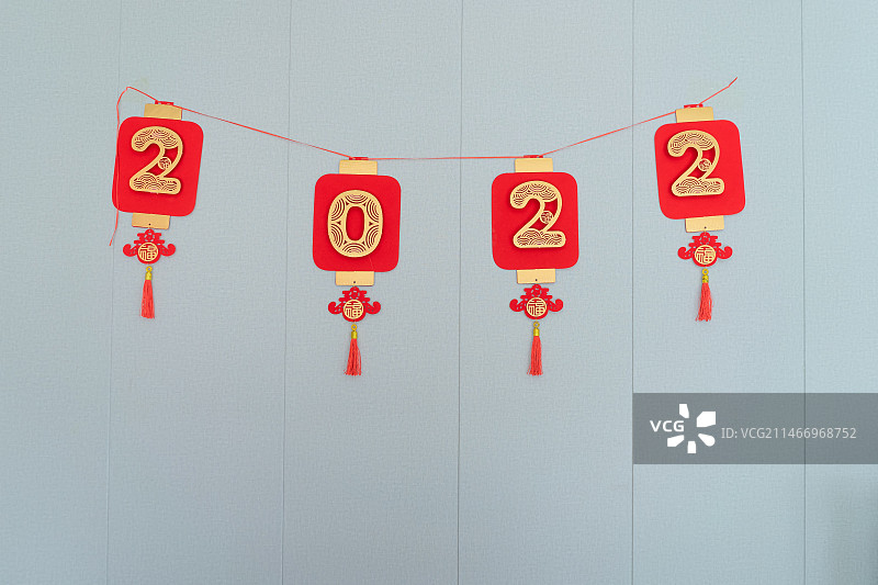 中国传统文化拍摄主题，天花板上悬挂着成一排的2022数字，室内无人图像摄影图片素材