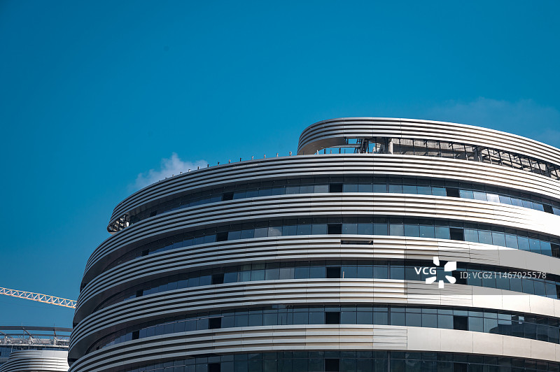 蓝天映衬下的现代球形建筑图片素材