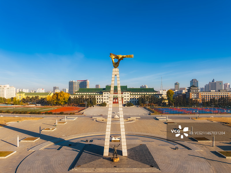 秋季航拍吉林省长春市——长春文化广场（地质宫广场）太阳鸟雕塑图片素材