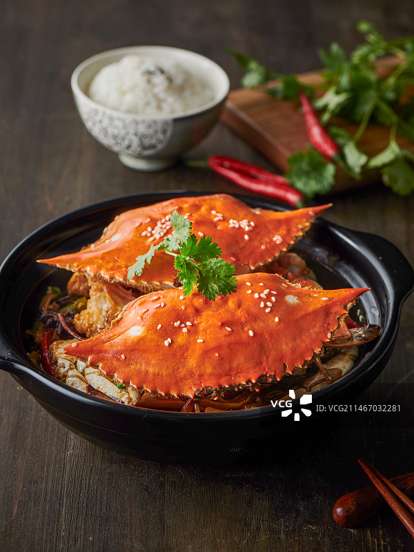 厨房里餐桌上美味的美食肉蟹煲特写图片素材