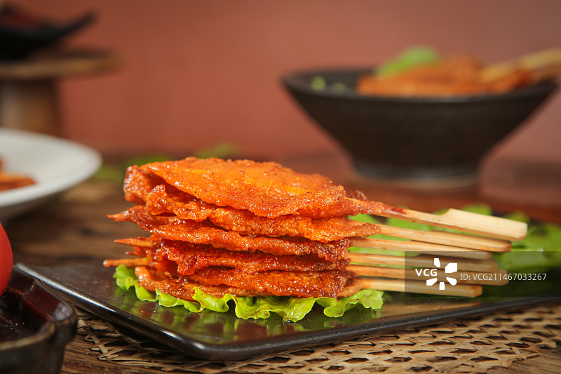 深底上的鸡柳图片素材