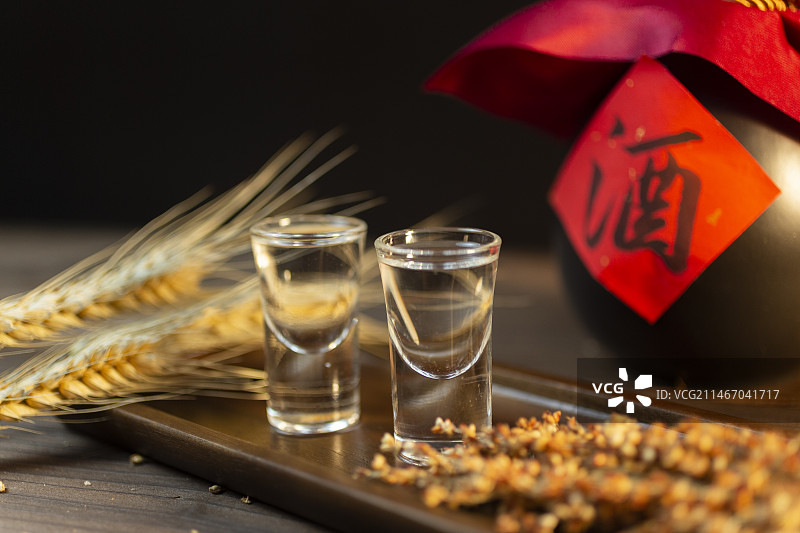 白酒倒酒粮食酒图片素材