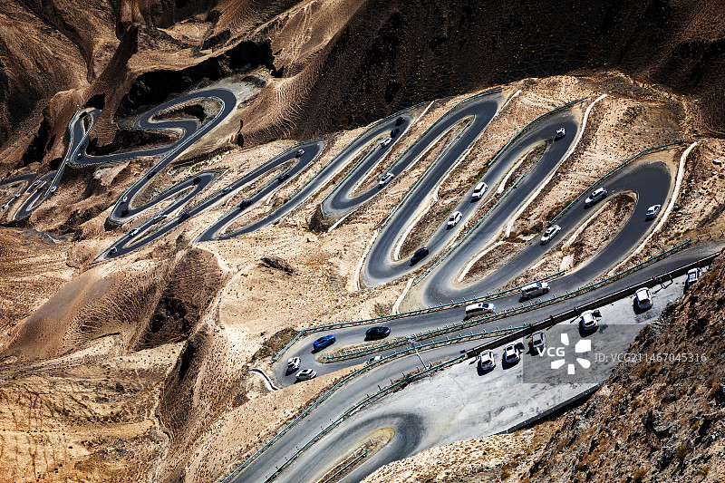 帕米尔高原的盘龙公路图片素材
