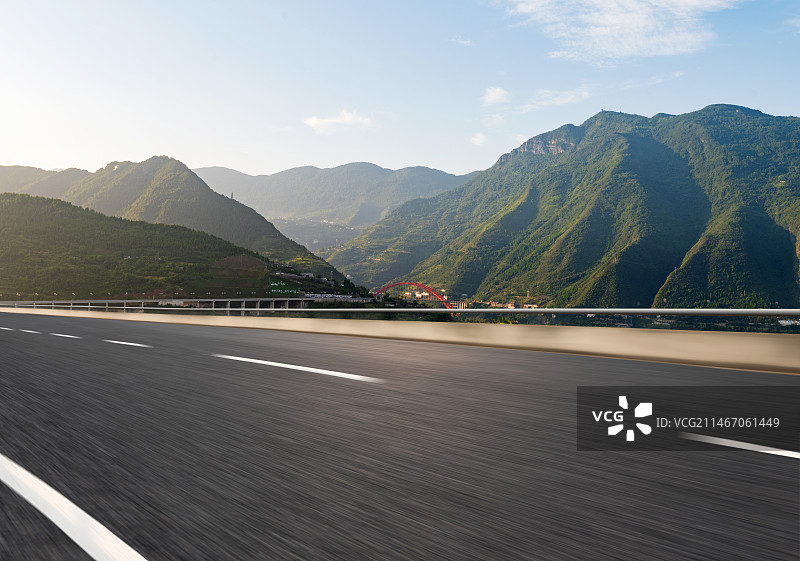 汽车广告背景图 巫山县 山区高速公路图片素材