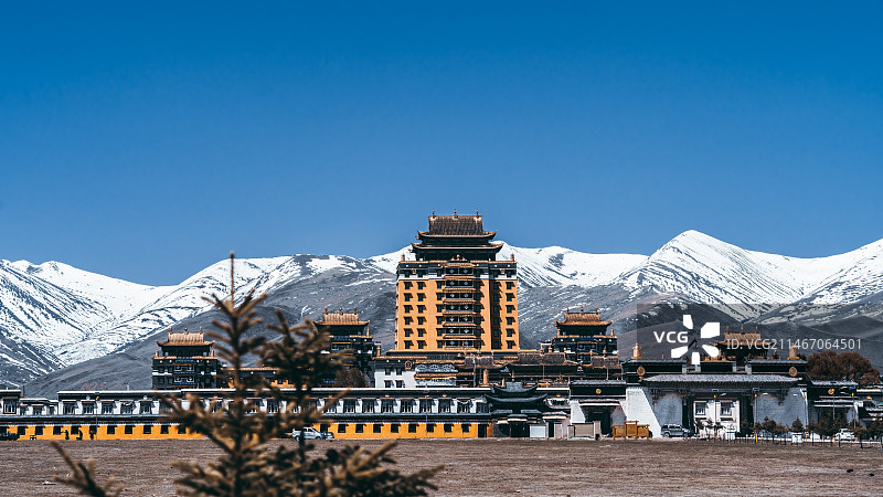 雪山脚下的村镇与藏传佛教寺庙（阿坝县格尔登寺）图片素材