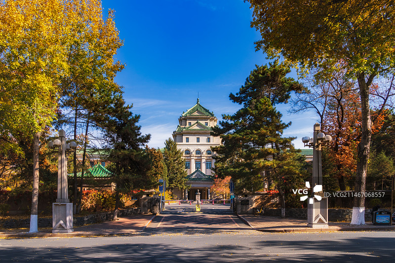 吉林省长春市“中国历史文化名街”兴亚式建筑——新民大街（伪满洲国司法部旧址）秋景图片素材