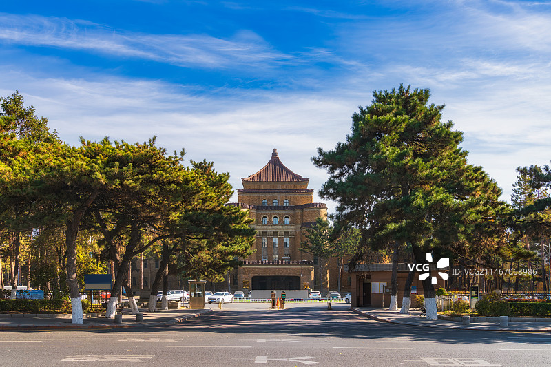 吉林省长春市“中国历史文化名街”兴亚式建筑——新民大街（伪满洲国综合法衙旧址）秋景图片素材
