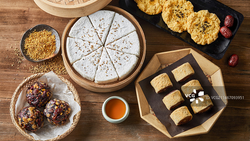 餐桌上丰盛的传统美食 桂花糕 红豆糯米糕 鸡蛋饼 红豆蛋卷图片素材